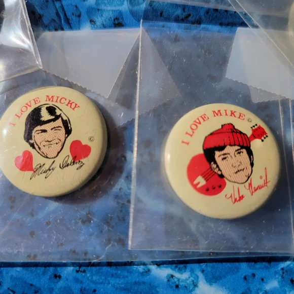 Vintage Monkee pins, set of six, one of each Monkee & two Monkees ones. - Picture 4 of 7